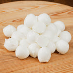 Cardinali (ciliegine) di latte di bufala su tagliere di legno.