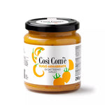 Vasetto di sugo di datterino giallo all'arrabbiata su sfondo bianco.