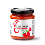 Vasetto di sugo di datterino rosso all'arrabbiata su sfondo bianco.