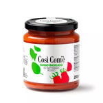 Vasetto di sugo datterino rosso al basilico su sfondo bianco.