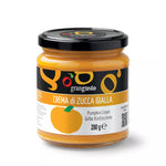 Vasetto di crema di zucca gialla su sfondo bianco