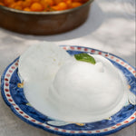 Mozzarella Gigante di latte di Bufala con datterino giallo su tovaglia di lino chiara.