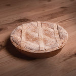Pastiera napoletana appoggiata su un piano di legno
