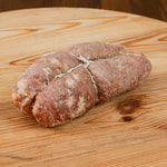 Soppressata stagionata artigianale su tagliere di legno.