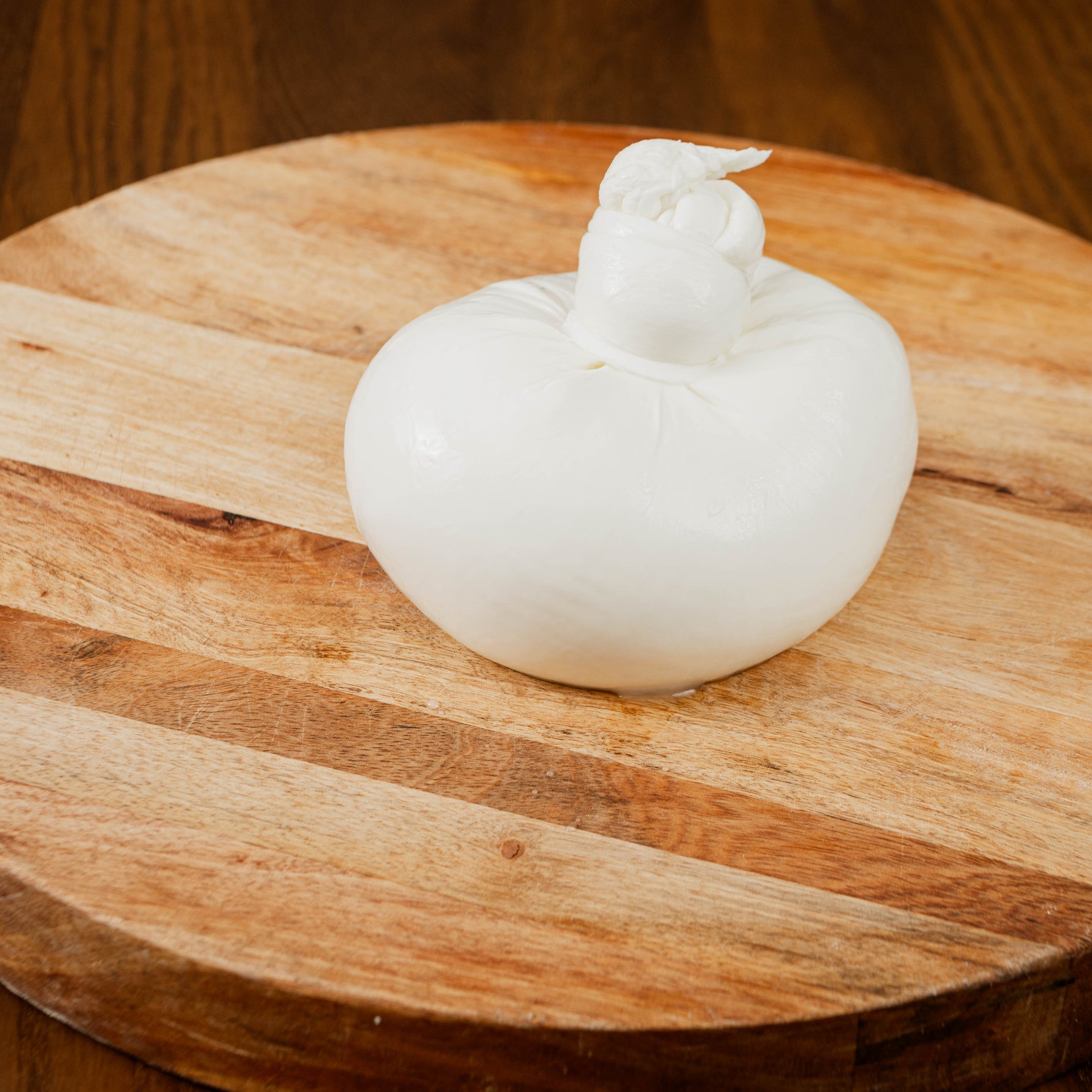 burrata di bufala su tagliere di legno