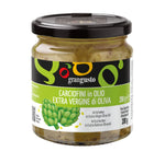 carciofini in olio extra vergine di oliva su sfondo bianco.