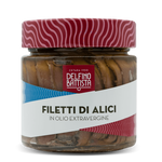 Vasetto di filetti di alici in olio extravergine di oliva su sfondo bianco.