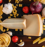 formaggio caprino stagionato con composizione rustica su tagliere.