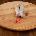 Salsiccia cilentana su tagliere di legno.
