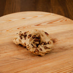 Due taralli mandorlati sugna e pepe su tagliere i legno