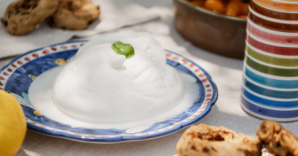 Mozzarella di Bufala su un tavolo