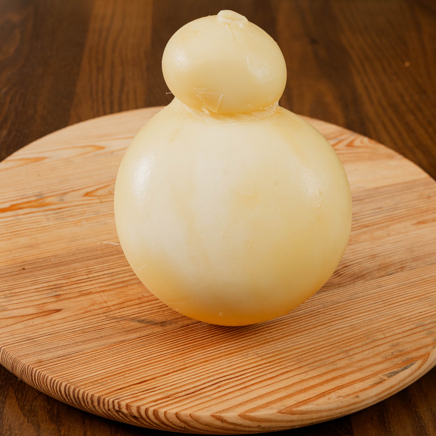 Caciocavallo semistagionato su tagliere di legno.