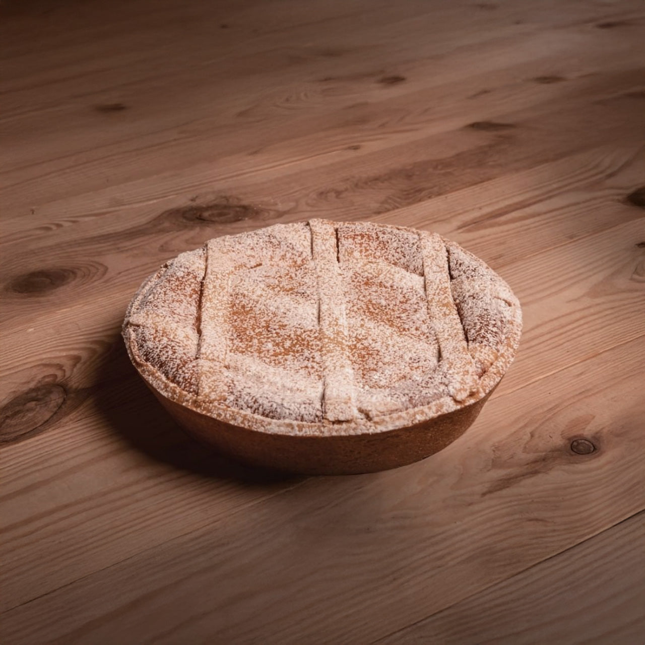 Pastiera napoletana appoggiata su un piano di legno
