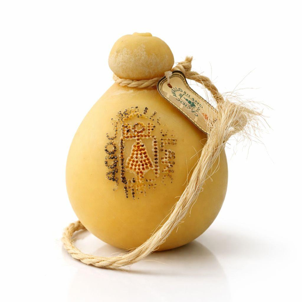 Caciocavallo Silano DOP su sfondo bianco