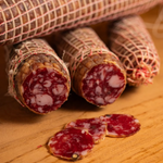 Salamino cilentano su tagliere di legno