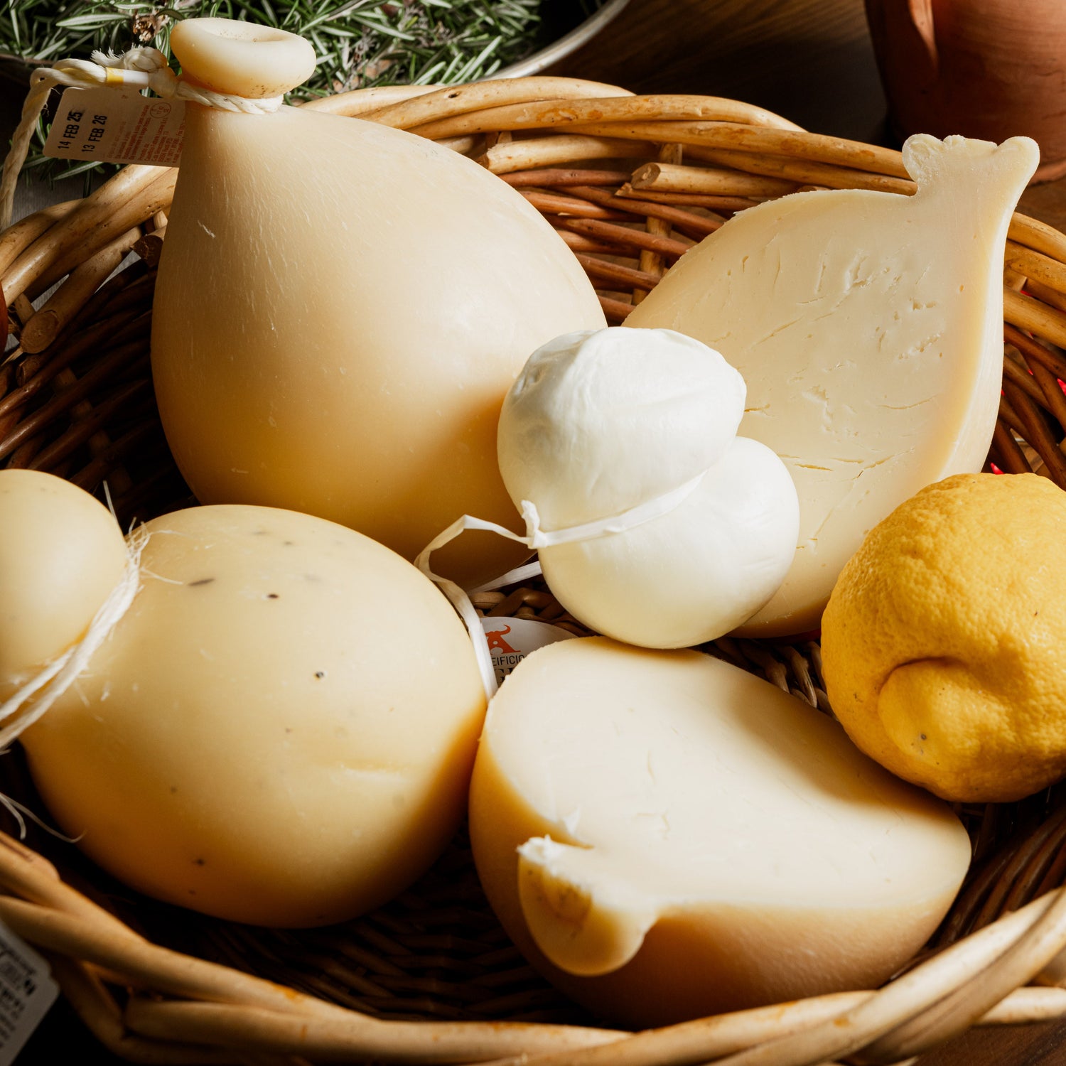 Scamorza di bufala tra i caciocavalli in un cesto di vimini.