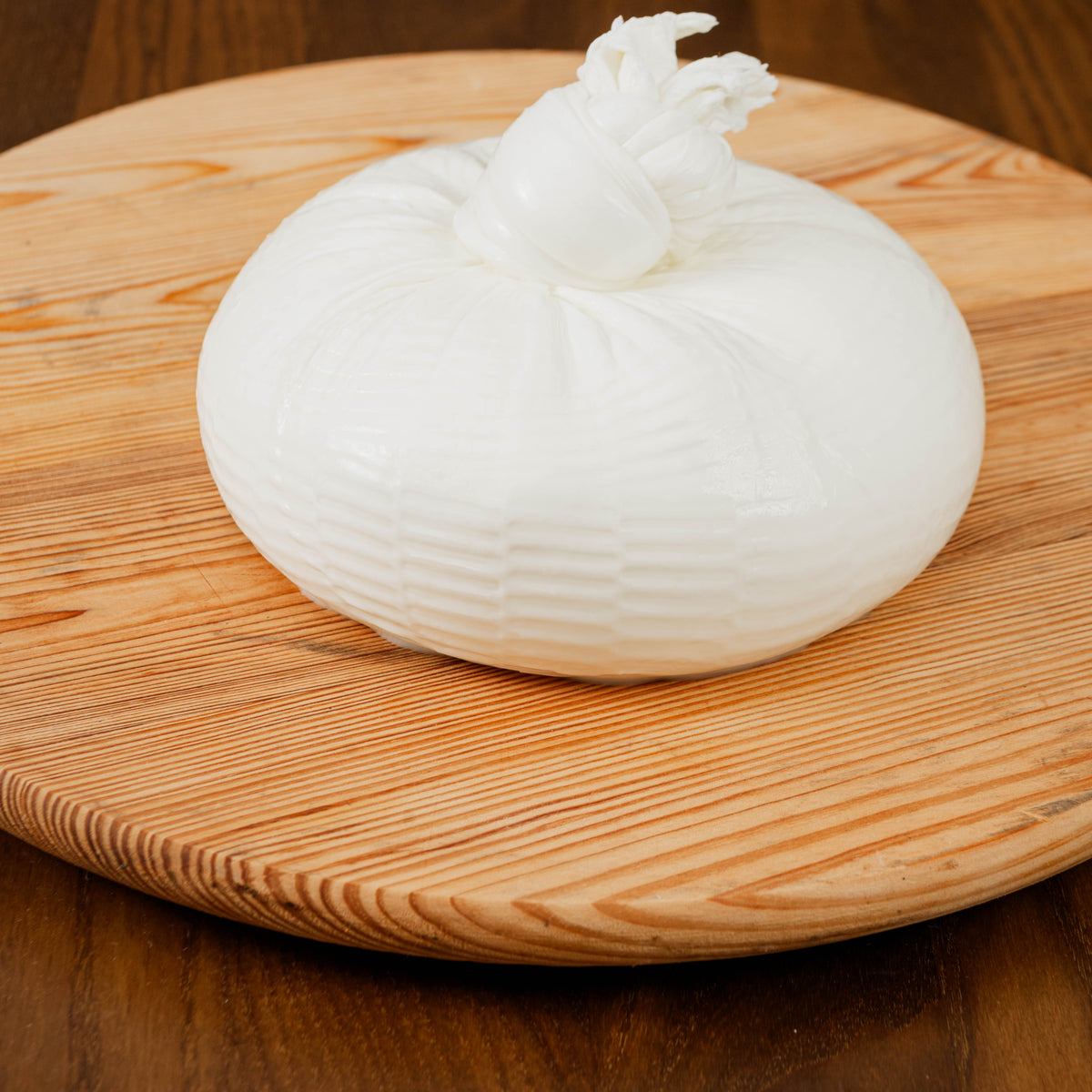 Scrigno di bufala su tagliere di legno.