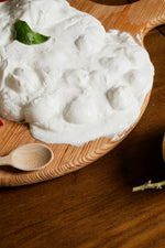 Scrigno di bufala aperto, mostra panna cremosa