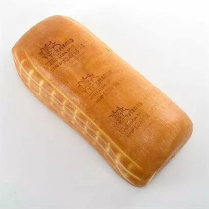 Scamorza Silano Affumicato su sfondo Bianco.