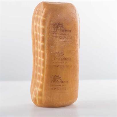 Scamorza Silano affumicato su sfondo bianco.