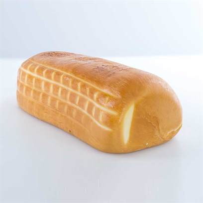 Scamorza Silano affumicato su sfondo bianco.