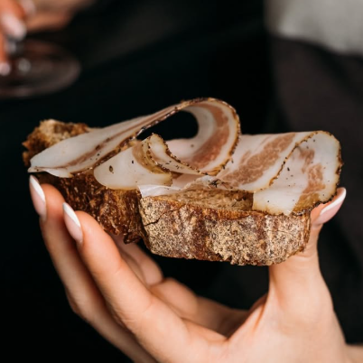 guanciale affettato su bruschetta