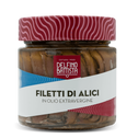 Vasetto di filetti di alici in olio extravergine di oliva su sfondo bianco.