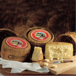 tre forme di formaggio di pecora moliterno su tavola rustica di legno.