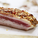 pezzo di guanciale in primo piano