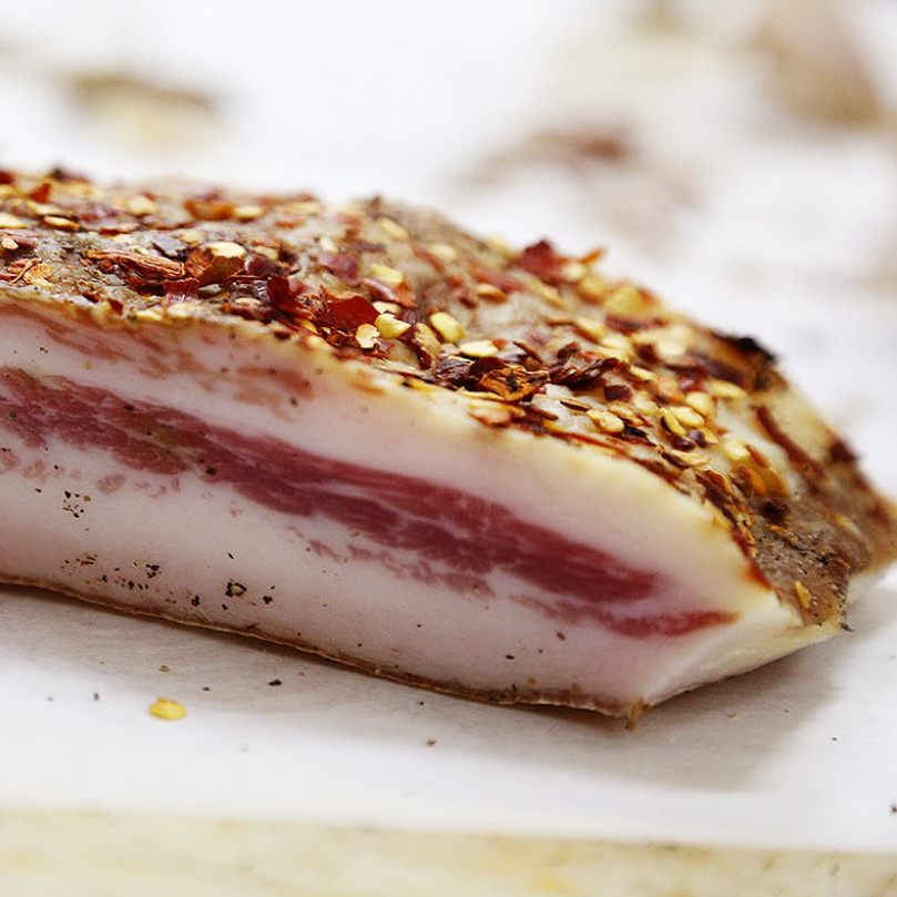 pezzo di guanciale in primo piano