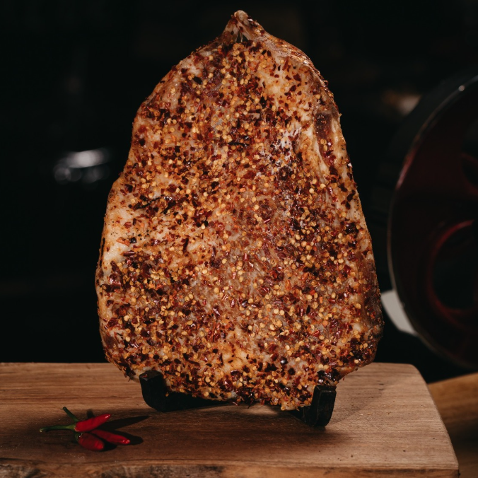 guanciale intero su tagiere tustico di legno