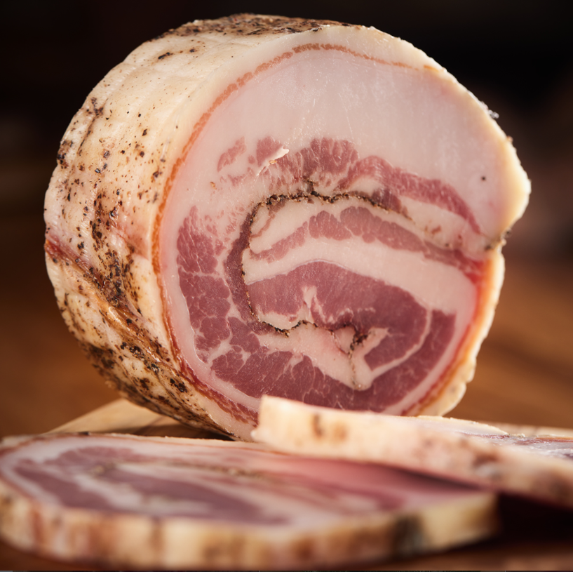 pancetta tagliata in primo piano