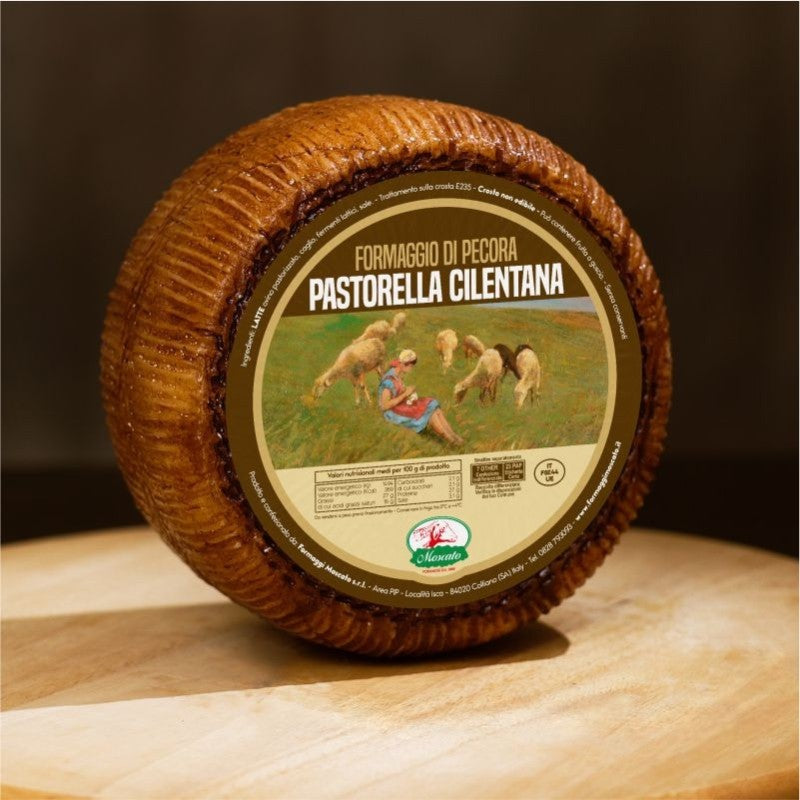 formaggio di pecora Pastorella Cilentana su tagliere di legno.