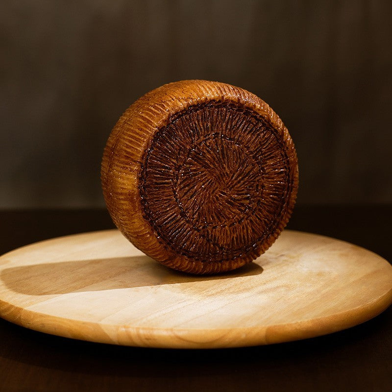 Retro di formagggio di pecora pastorella cilentana su tagliere di legno.