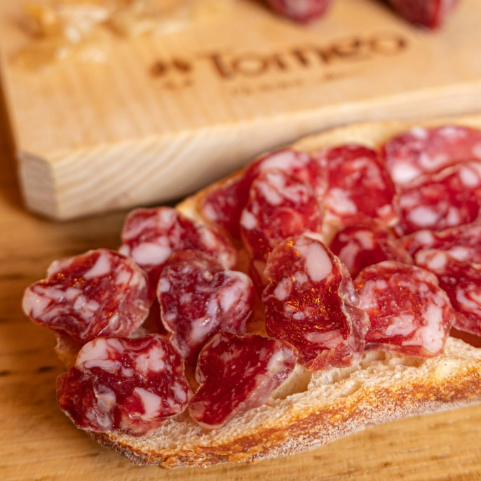Salsiccia Cilentana tagliata a fette su bruschetta.