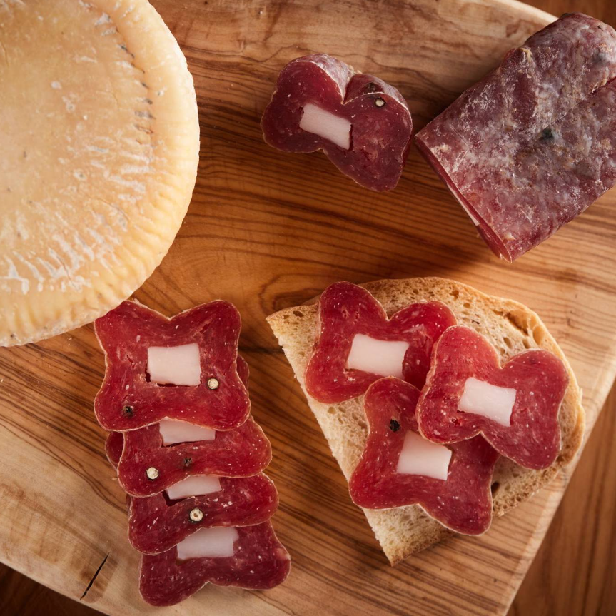 Tagliere con soppressata cilentana con lardello e formaggio.