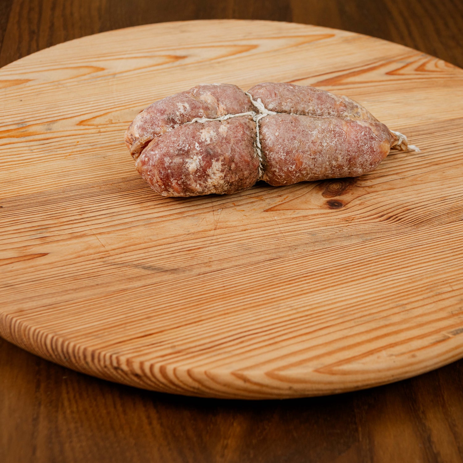 soppressata stagionata su tagliere di legno.